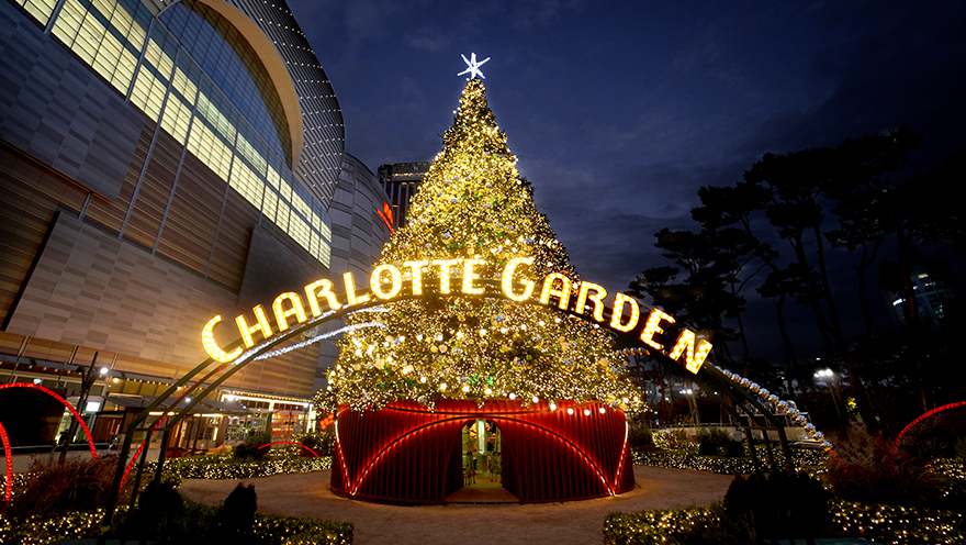 Christmas at Lotte World Tower and Mall in 2022 starts on November 10 in front of a giant tree built in World Park. The concept of this Christmas event is ‘a space where you can feel the excitement of a dream’, and in line with this, a fairytale beauty named “Christmas Dream Moments” will unfold.
The entire World Park, named 